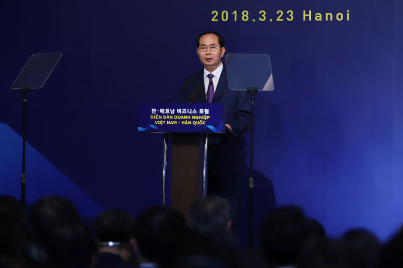 © Reuters. South Korean President Moon Jae-in speaks at the Vietnam-Korea Business Forum in Hanoi