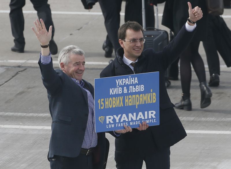 © Reuters. Ryanair CEO O'Leary and Ukrainian Infrastructure Minister Omelyan pose following the signing of the agreement between Ukraine's Boryspil and Lviv airports and Irish carrier Ryanair at Boryspil International Airport outside Kiev