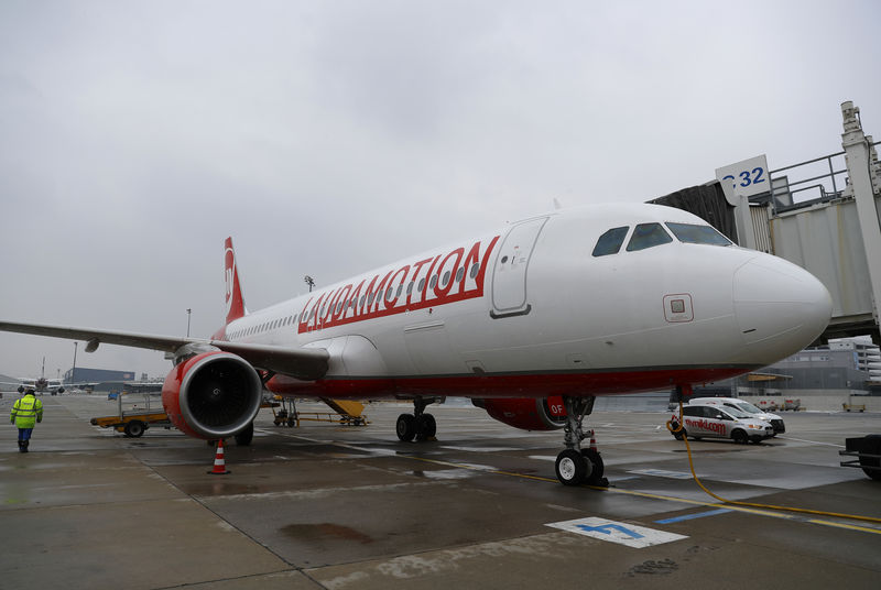 © Reuters. FILE PHOTO: A Laudamotion Airbus A320 plane is seen at the airport in Vienna