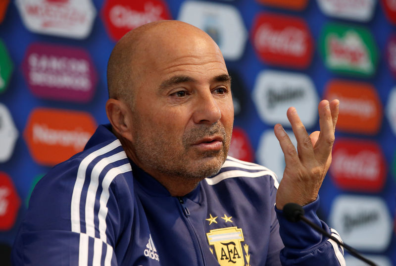 © Reuters. المدرب سامباولي: الأرجنتين ستكون منتخب ميسي في كأس العالم