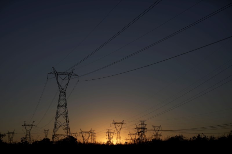 © Reuters. Linhas de transmissão de energia em Brasília