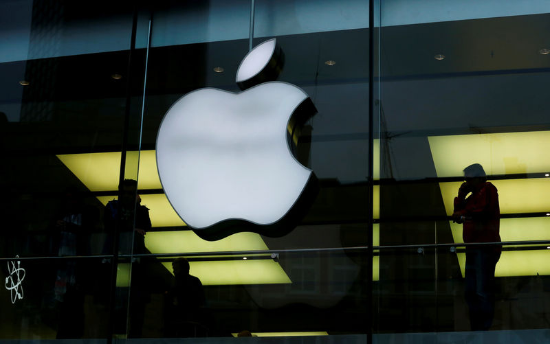 © Reuters. FILE PHOTO: Activists from the anti-globalisation organisation Attac protest against alleged tax evasion by Apple company in front of an Apple store in Frankfurt