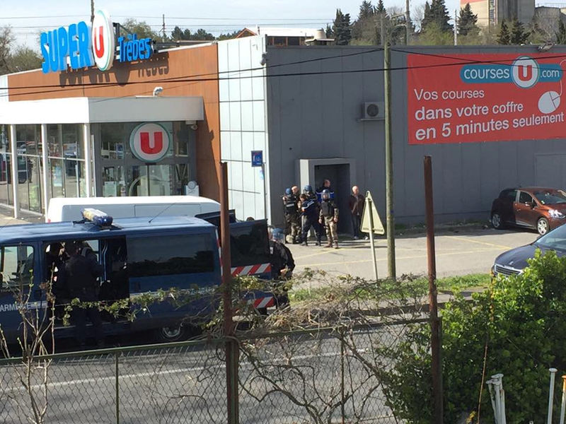 © Reuters. Un hombre toma rehenes en un supermercado francés, dice que pertenece a EI