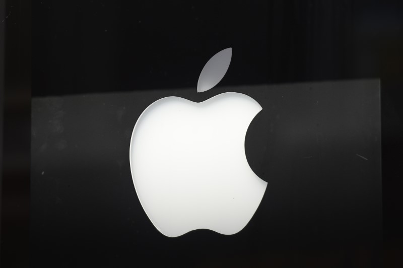© Reuters. FILE PHOTO: An Apple logo is seen in the window of an authorised apple reseller store in Galway