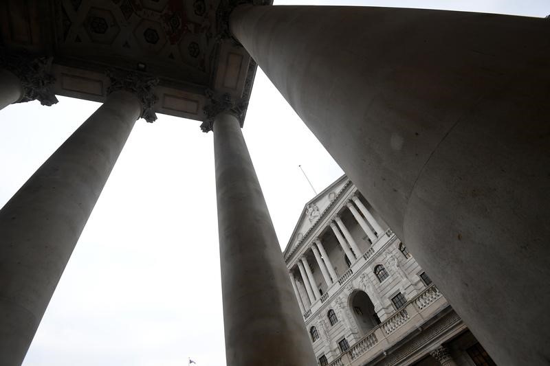 © Reuters. FILE PHOTO: The Bank of England is seen through the columns of the Royal Exchange in the City of London