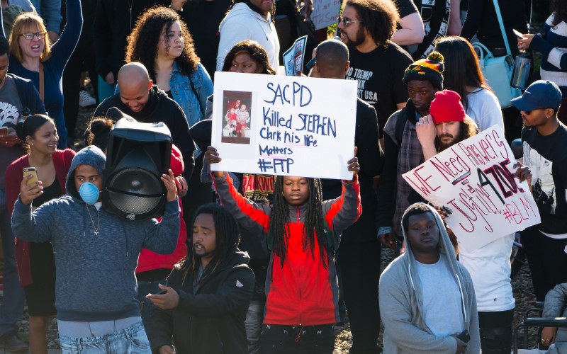 © Reuters. Manifestantes protestam contra a morte de homem negro desarmado pela polícia em Sacramento, Califórnia