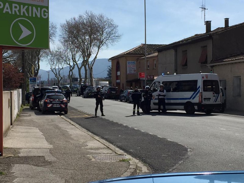 © Reuters. مسؤول بنقابة الشرطة: مهاجم جنوب فرنسا قتل شخصا قبل أن يحتجز رهائن