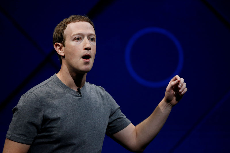 © Reuters. FILE PHOTO: Facebook Founder and CEO Mark Zuckerberg speaks on stage in San Jose