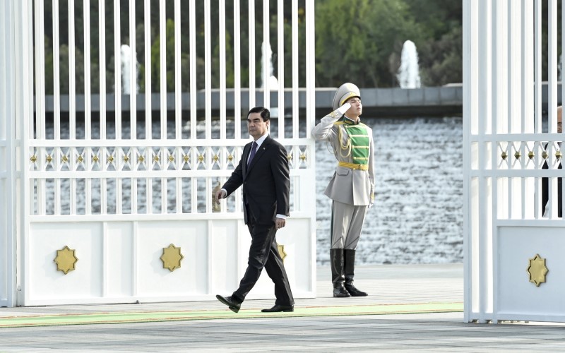 © Reuters. Turkmenistan's President Kurbanguly Berdymukhamedov walks past an honour guard before a ceremony to welcome Ukraine's President Petro Poroshenko in the capital Ashgabat