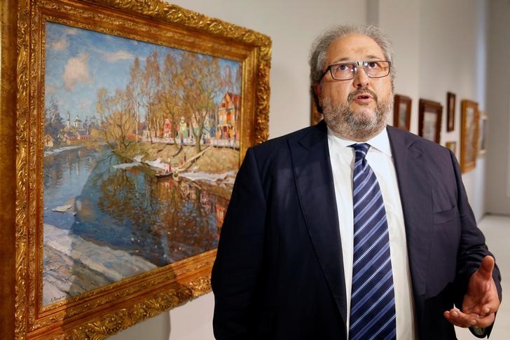 © Reuters. FILE PHOTO: Entrepreneur and founder of the Museum of Russian Impressionism Mints talks to media in Moscow