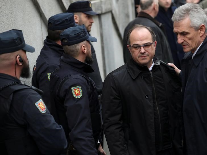© Reuters. Uno dei dirigenti catalani fuori dalla Corte suprema