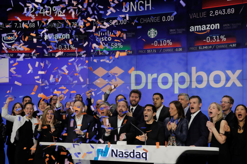 © Reuters. Dropbox sale a bolsa con una subida del 38 por ciento en EEUU