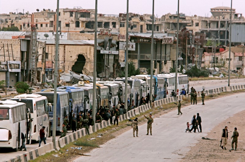 © Reuters. جماعة مسلحة ثانية توافق على الانسحاب من الغوطة السورية