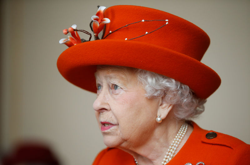 © Reuters. Rainha britânica Elizabeth visita Academia Real de Artes em Londres