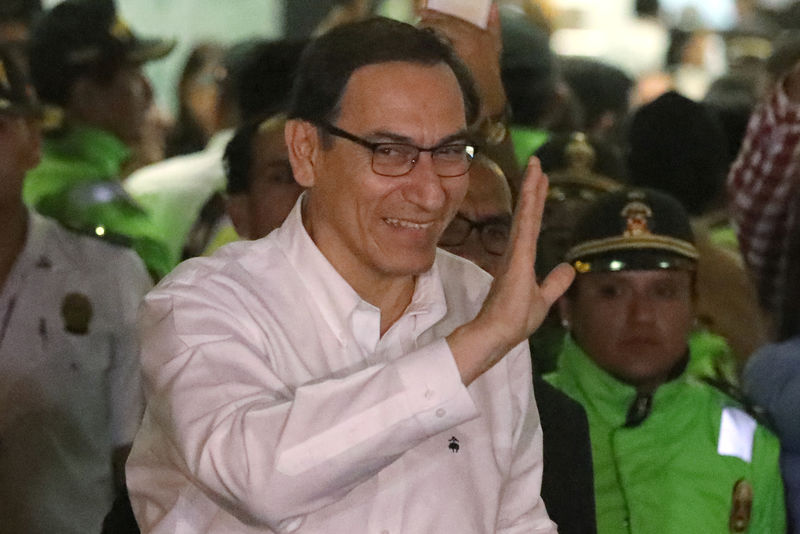 © Reuters. Vice-presidente do Peru, Martin Vizcarra, acena ao chegar em Lima