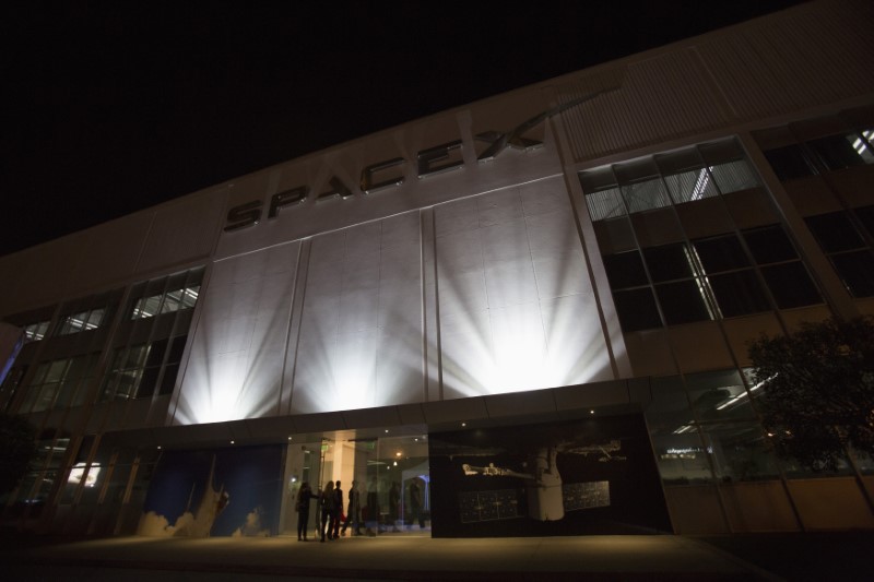 © Reuters. Parte externa do prédio da SpaceX na Califórnia