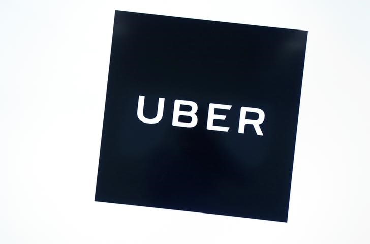 © Reuters. FILE PHOTO - Uber's logo is pictured at its office in Tokyo