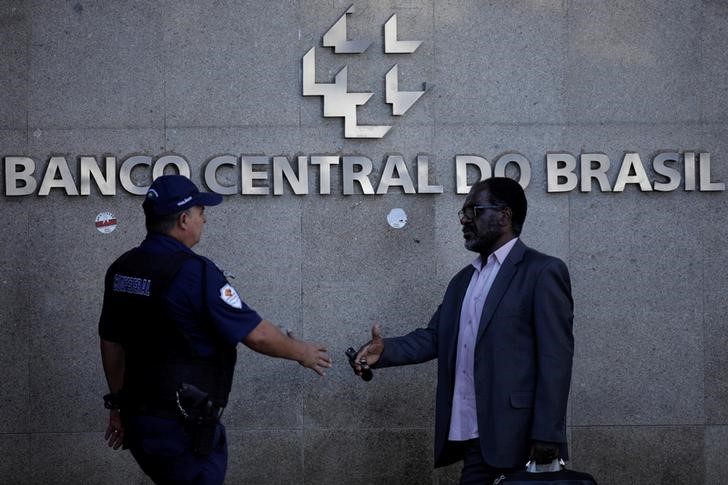 © Reuters. Pessoas do lado de fora do Banco Central em Brasília, no Brasil