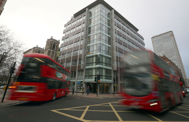 © Reuters. محققون يدخلون مقر شركة كمبردج أناليتيكا في لندن