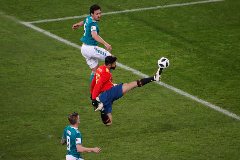 © Reuters. El atacante de la selección española de fútbol Diego Costa disputa el balón con el defensa alemán Mats Hummels, durante un partido amisto en Dusseldorf