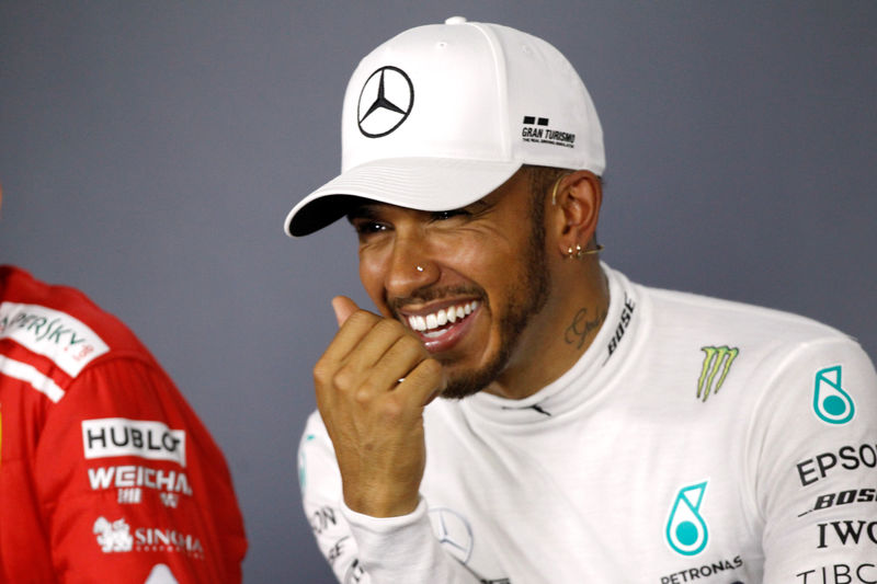 © Reuters. Un deslumbrante Hamilton consigue la "pole" y un récord en Melbourne