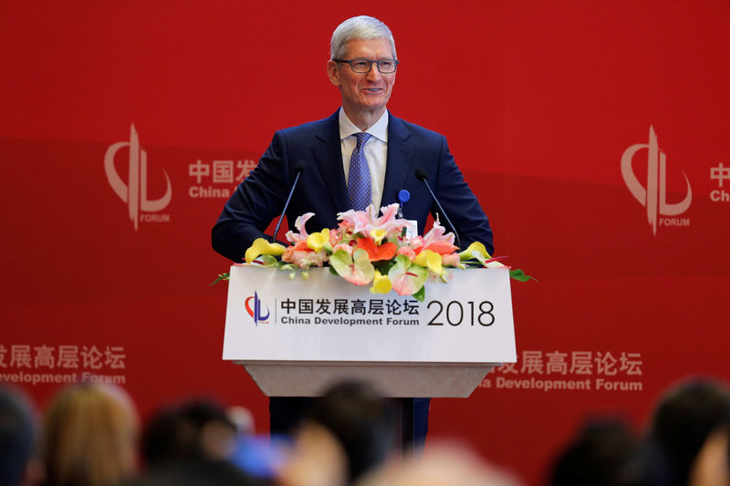 © Reuters. Apple Inc's CEO Tim Cook speaks at the China Development Forum in Beijing