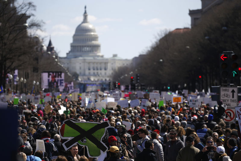 © Reuters. مسيرات حاشدة بأنحاء أمريكا للمطالبة بفرض قيود على الأسلحة