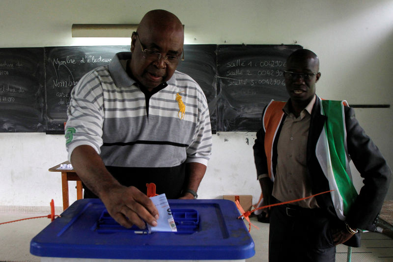 © Reuters. ناخبون في ساحل العاج يصوتون لاختيار أعضاء مجلس الشيوخ