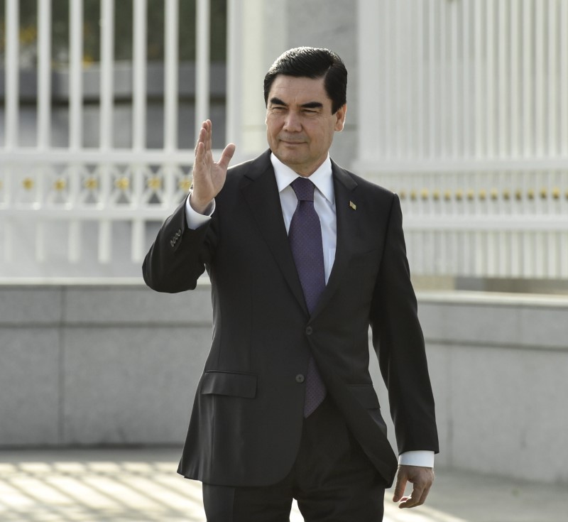 © Reuters. Turkmenistan's President Kurbanguly Berdymukhamedov waves while walking before a ceremony to welcome Ukraine's President Petro Poroshenko in the capital Ashgabat