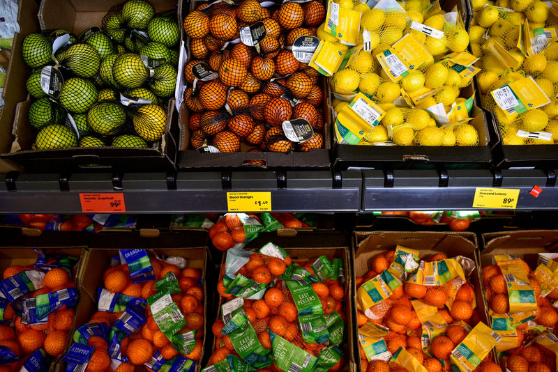 © Reuters. FILE PHOTO: A range of fresh fruit is seen on sale in an Aldi store in London