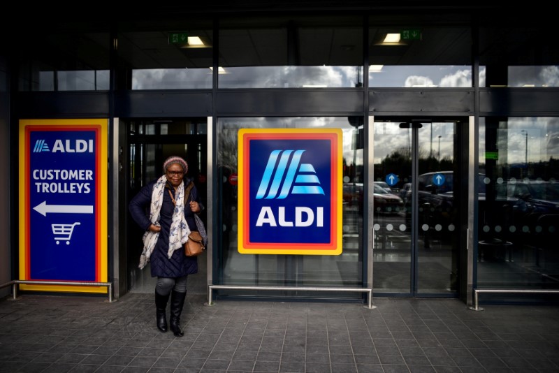 © Reuters. FILE PHOTO: A shopper leaves an Aldi store in London