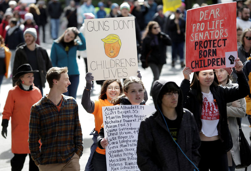 © Reuters. Miles de estadounidenses piden en las calles controles de armas más estrictos