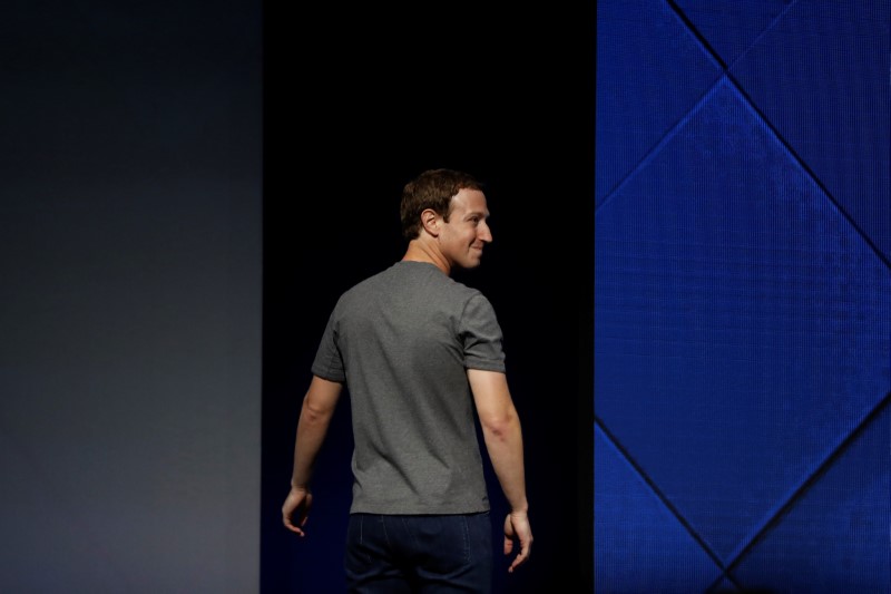 © Reuters. El presidente de Facebook Zuckerberg usa anuncios en prensa para pedir perdón a los británicos