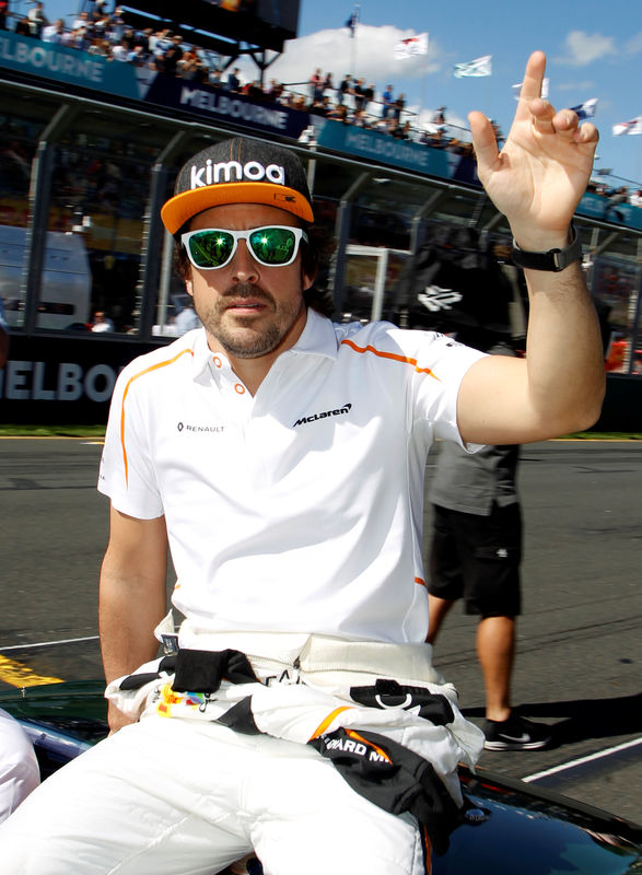 © Reuters. McLaren tiene a Red Bull en el punto de mira, dice un feliz Alonso