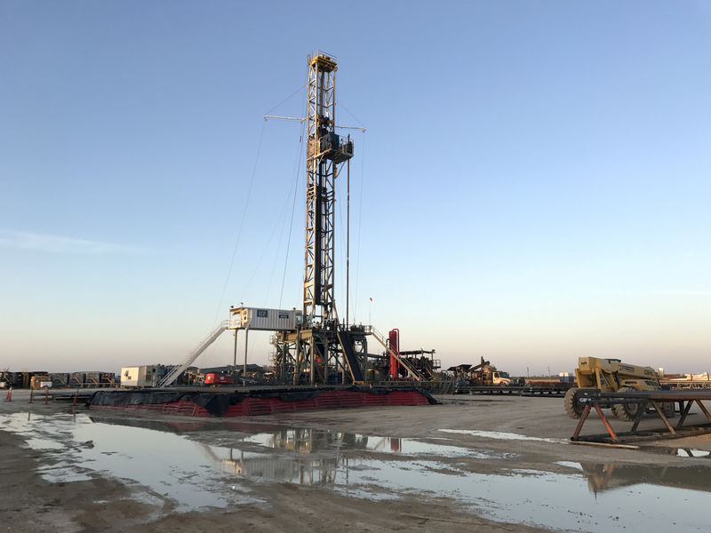 © Reuters. A drilling rig operates at a well site owned by Parsley Energy Inc near Midland