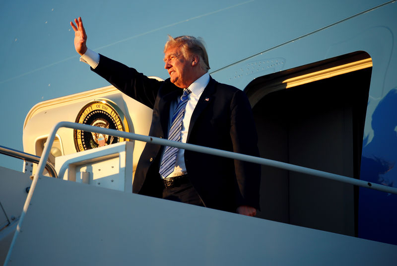 © Reuters. U.S. President Donald Trump waves to well wishers as he arrive in West Palm Beach, Florida