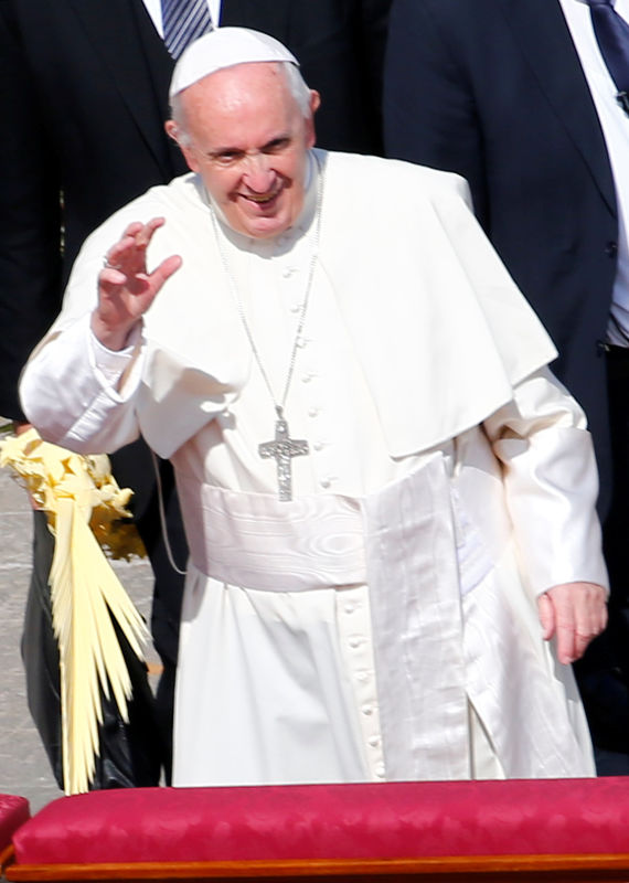 © Reuters. Sigan gritando y no se dejen anestesiar, le dice el Papa a los jóvenes