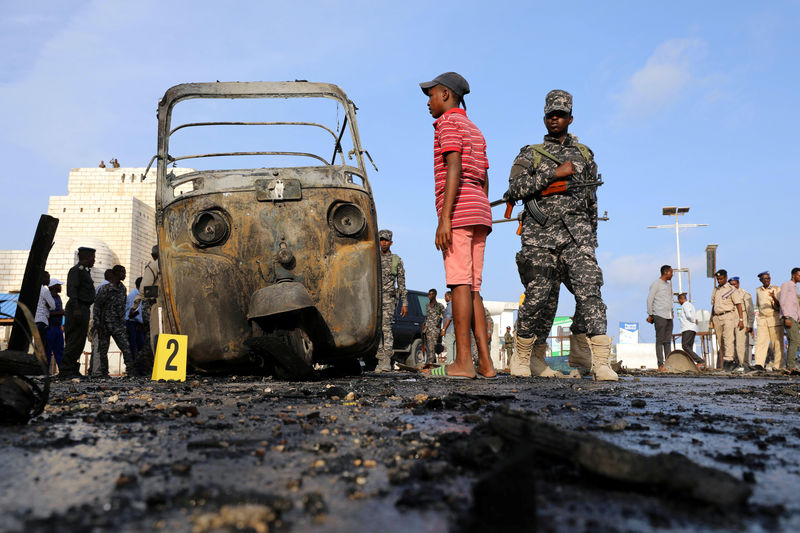 © Reuters. مقتل ثلاثة في تفجير انتحاري بسيارة ملغومة قرب البرلمان الصومالي