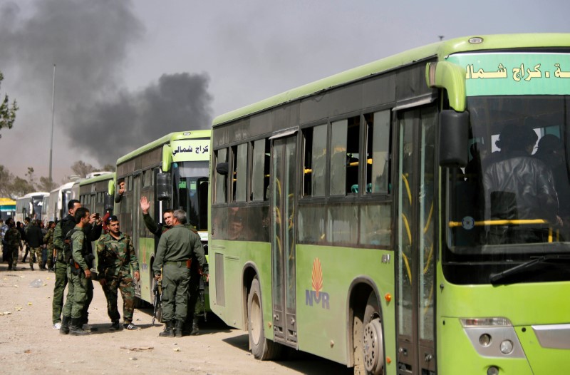 © Reuters. مجموعة ثانية من مقاتلي فيلق الرحمن تغادر الغوطة الشرقية في سوريا