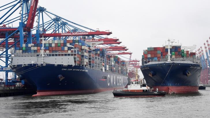 © Reuters. Container ships CMA CGM Antoine de Saint Exupery and CMA CGM Nevada are moored at the loading terminal in the port of Hamburg