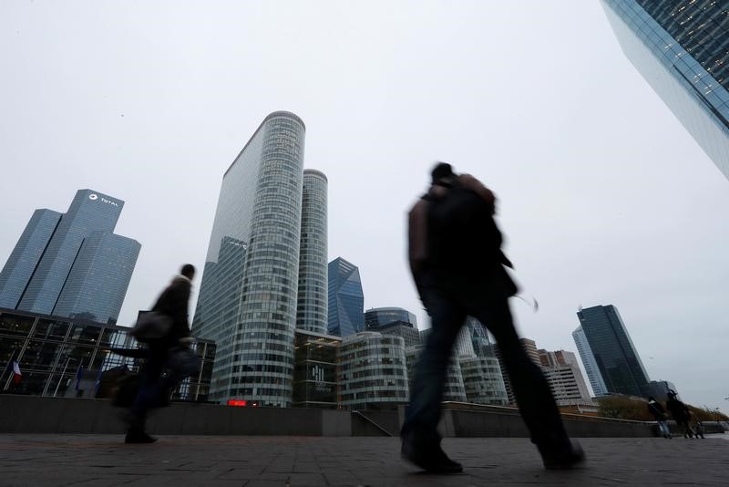 © Reuters. People walk on the esplanade of La Defense, in the financial and business district of La Defense, west of Paris