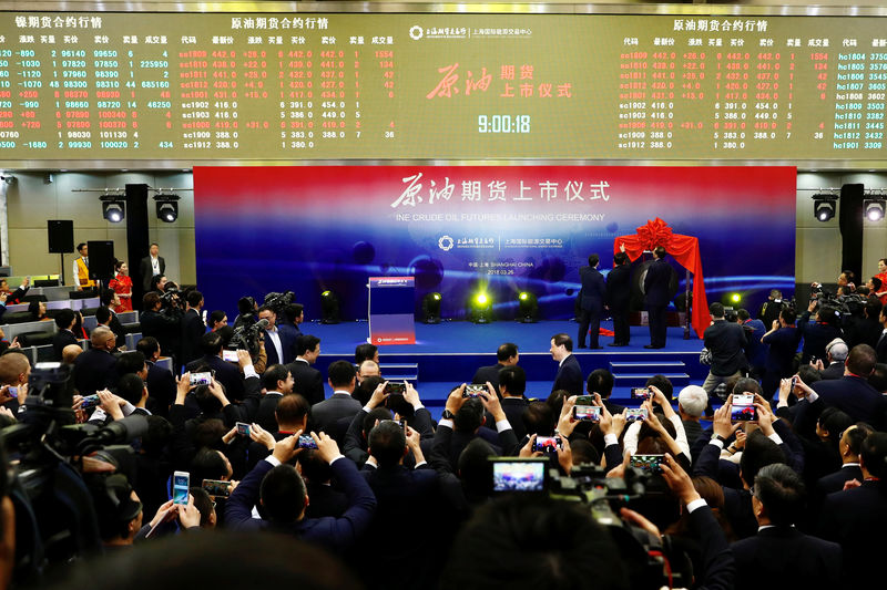 © Reuters. People attend the launch ceremony of Shanghai crude oil futures at the Shanghai International Energy Exchange (INE) in Shanghai