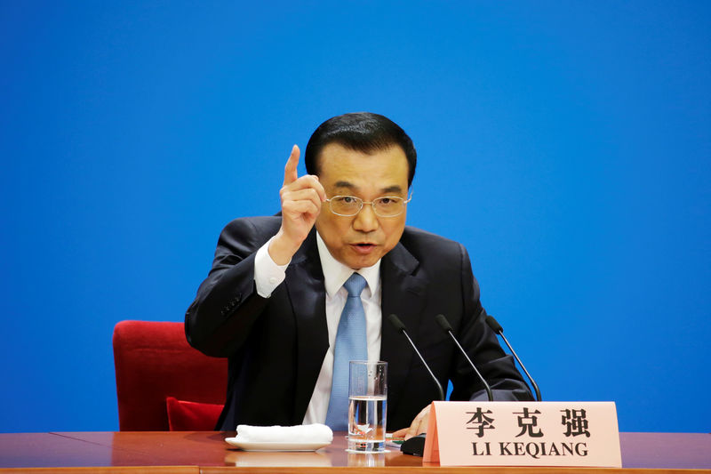 © Reuters. Chinese Premier Li Keqiang speaks at the news conference following the closing session of the NPC, at the Great Hall of the People in Beijing