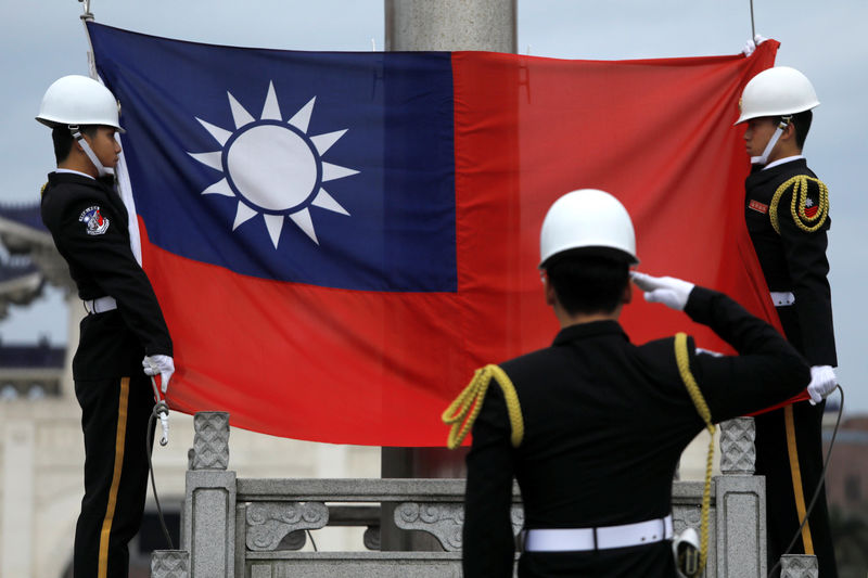 © Reuters. Militares erguem bandeira de Taiwan em Taipé