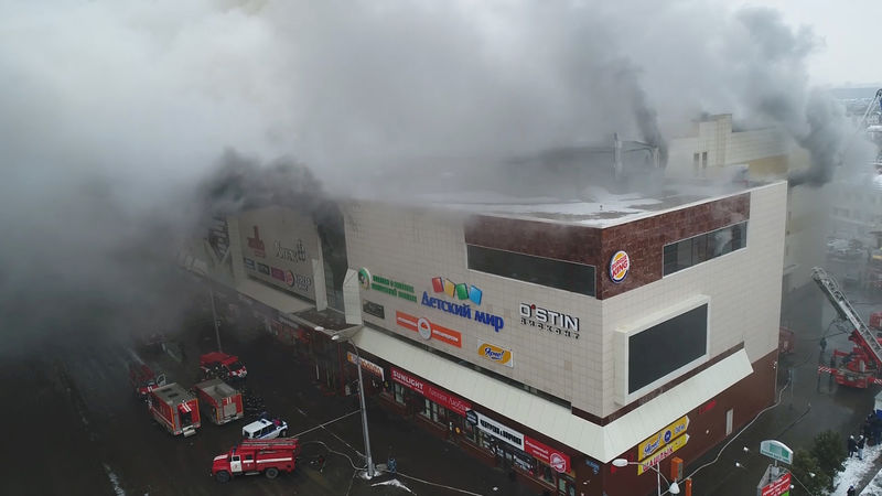 © Reuters. Imagem divulgada pelos Ministério de Emergências da Rússia mostra incêndio em shopping em Kemerovo