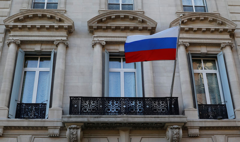 © Reuters. Bandeira da Rússia é vista no consulado do país em Manhattan, Estados Unidos