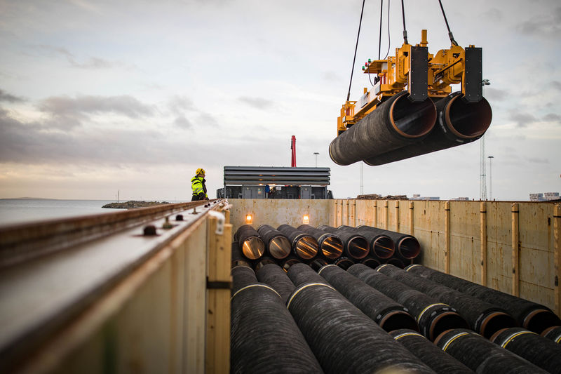 © Reuters. FILE PHOTO: Pipes are loaded onto a vessel in the northern port of Mukran