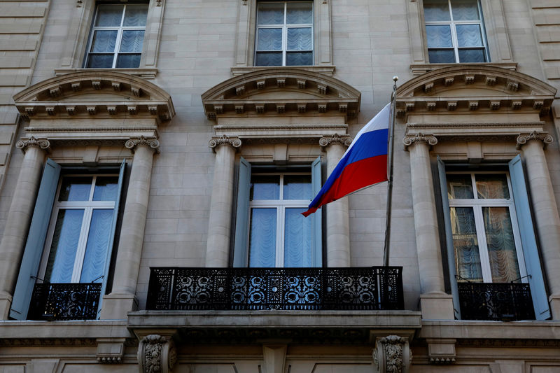 © Reuters. Bandeira russa no consulado-geral da Rússia em Nova York