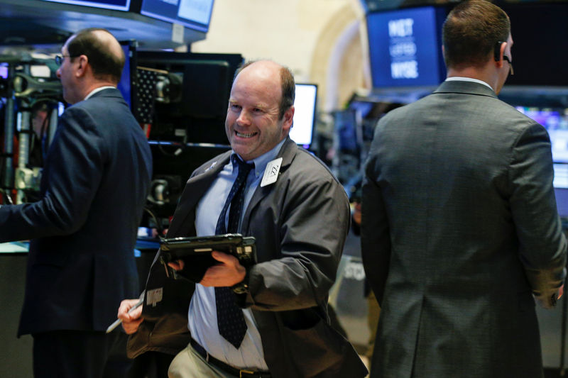 © Reuters. Traders work on the floor of the NYSE in New York