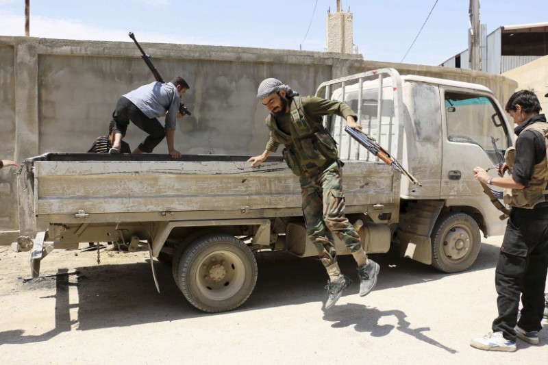 © Reuters. مقاتلو المعارضة السورية يتبادلون الاتهامات بعد هزيمة الغوطة